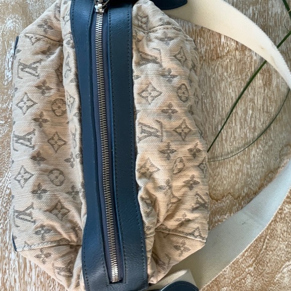 Louis Vuitton Cream and Blue Crossbody Bag with Signature Monogram - Picture 11 of 16